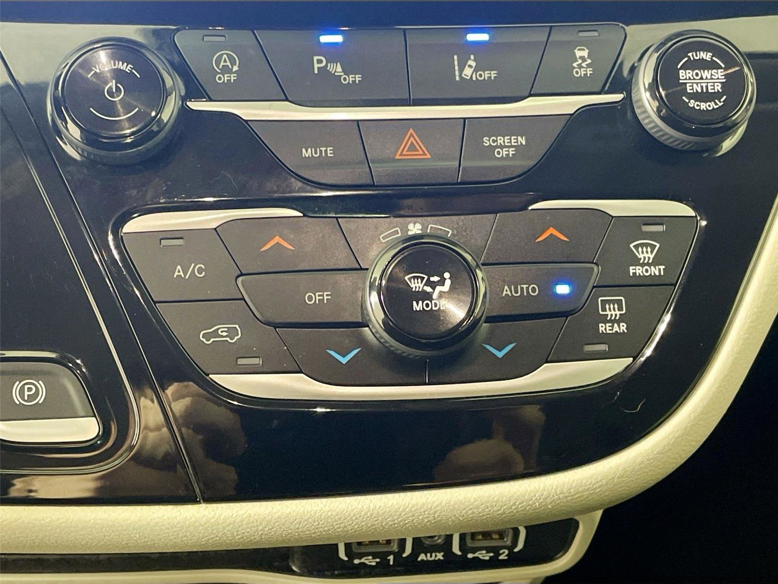 Used 2023 Chrysler Pacifica Touring-L image 9