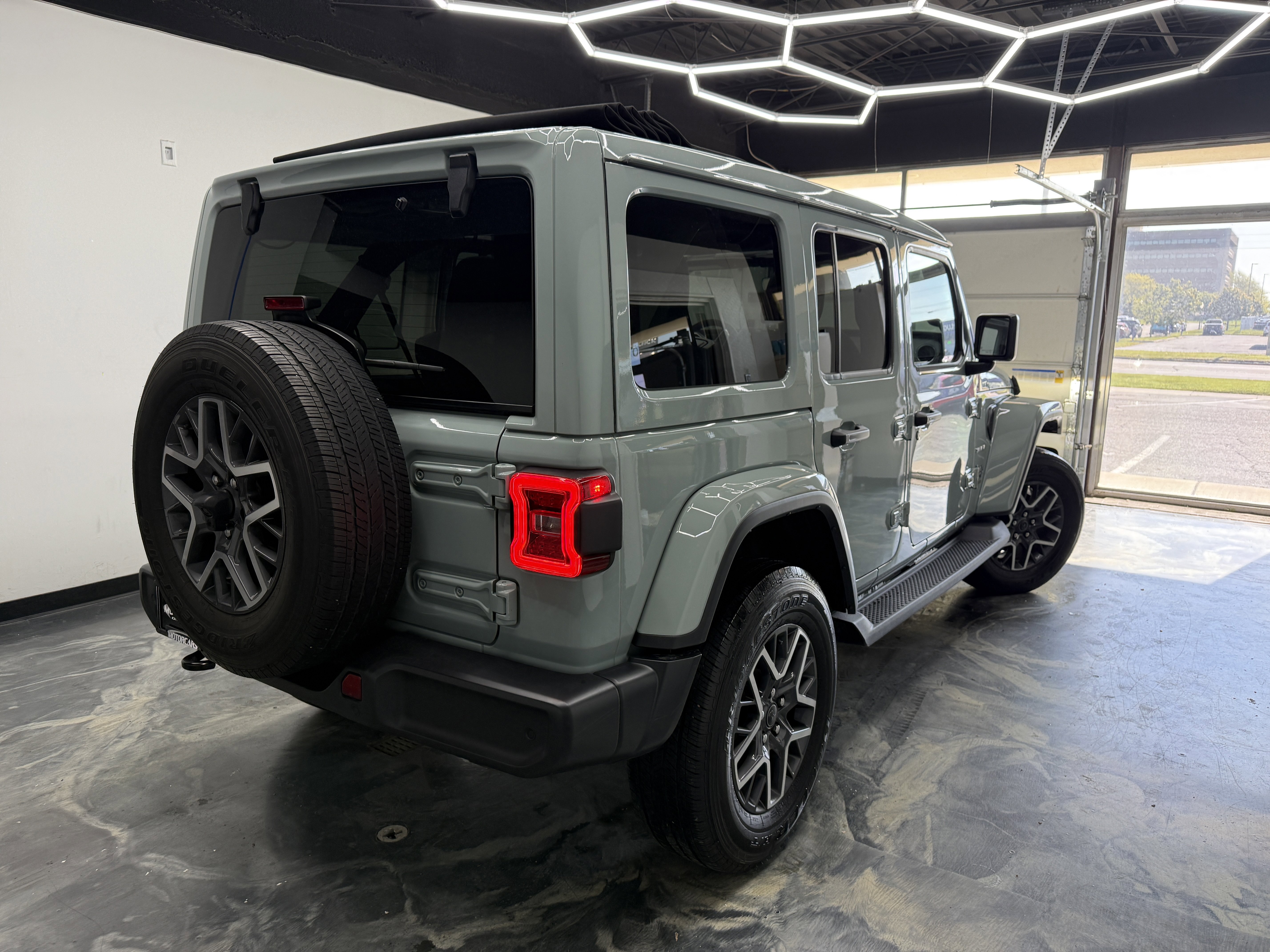 Used 2024 Jeep Wrangler Unlimited Sahara w/ Technology Group AWD/4WD image 5