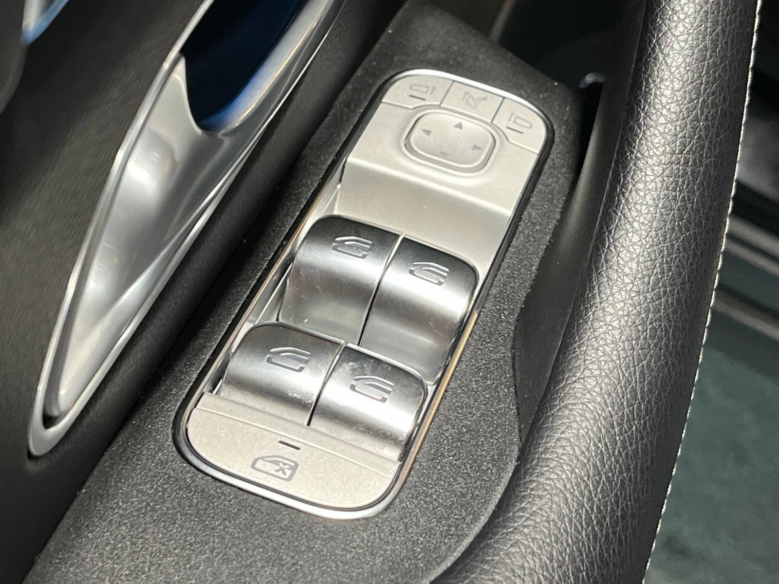 Used 2025 Mercedes-Benz GLE 350 4MATIC image 37