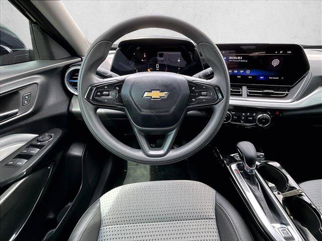 Used 2025 Chevrolet Trax LT FWD image 7