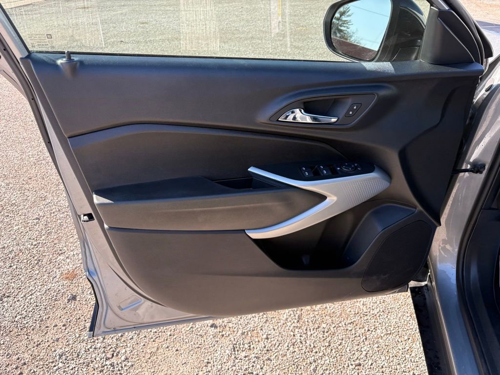 Used 2025 Chevrolet Trax RS image 9