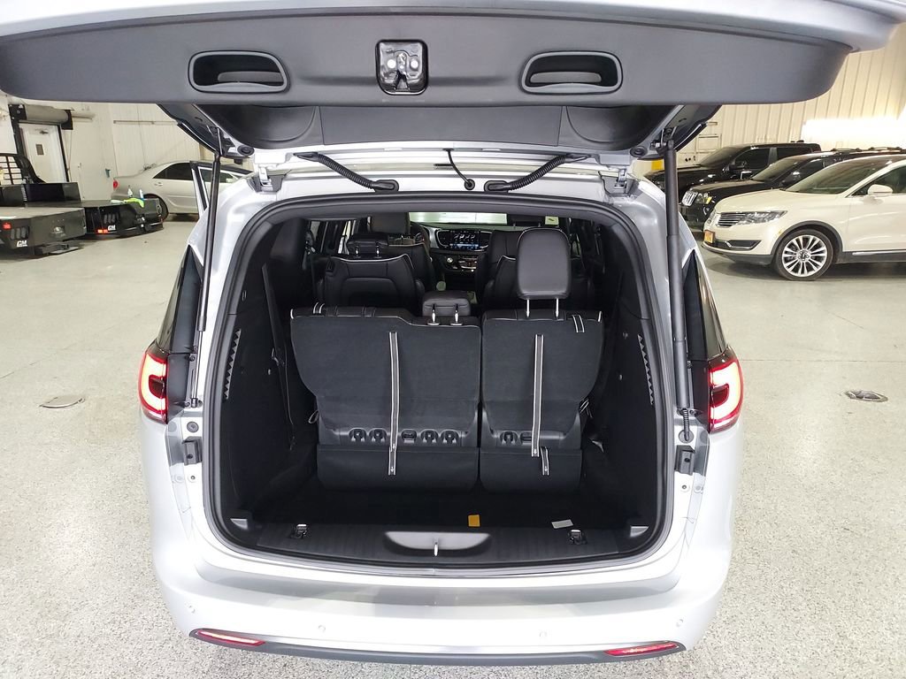 New 2026 Chrysler Pacifica Limited w/ S Appearance Package FWD image 31