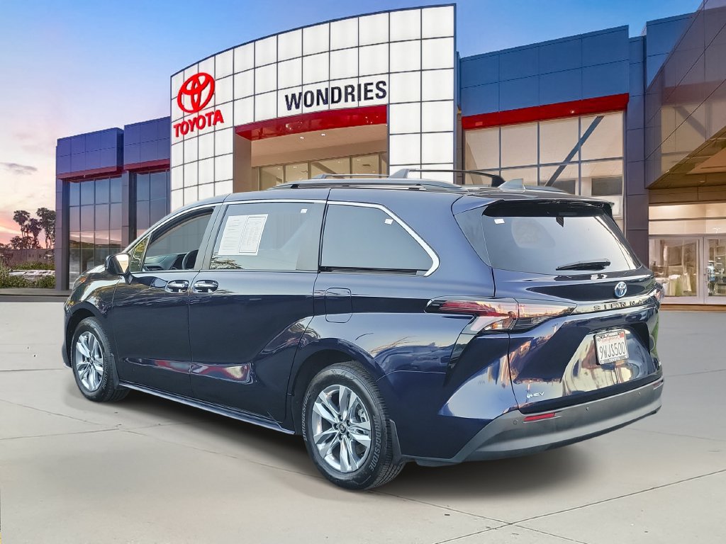 Used 2025 Toyota Sienna XLE w/ XLE Plus Package FWD image 5