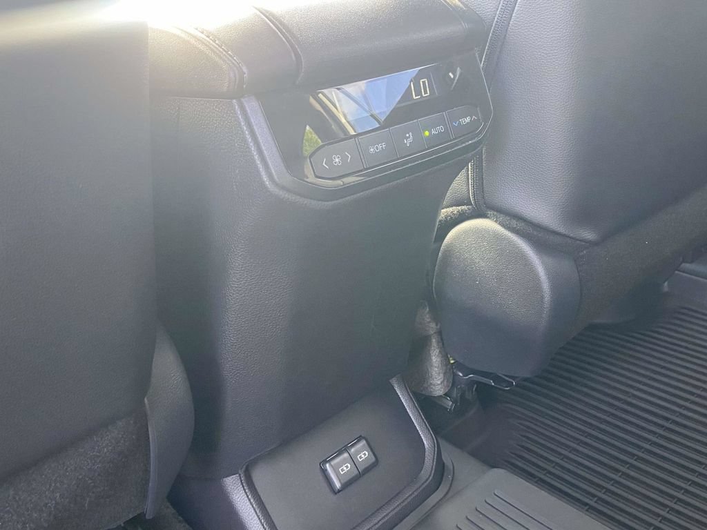 Used 2026 Toyota Highlander XLE AWD/4WD image 14