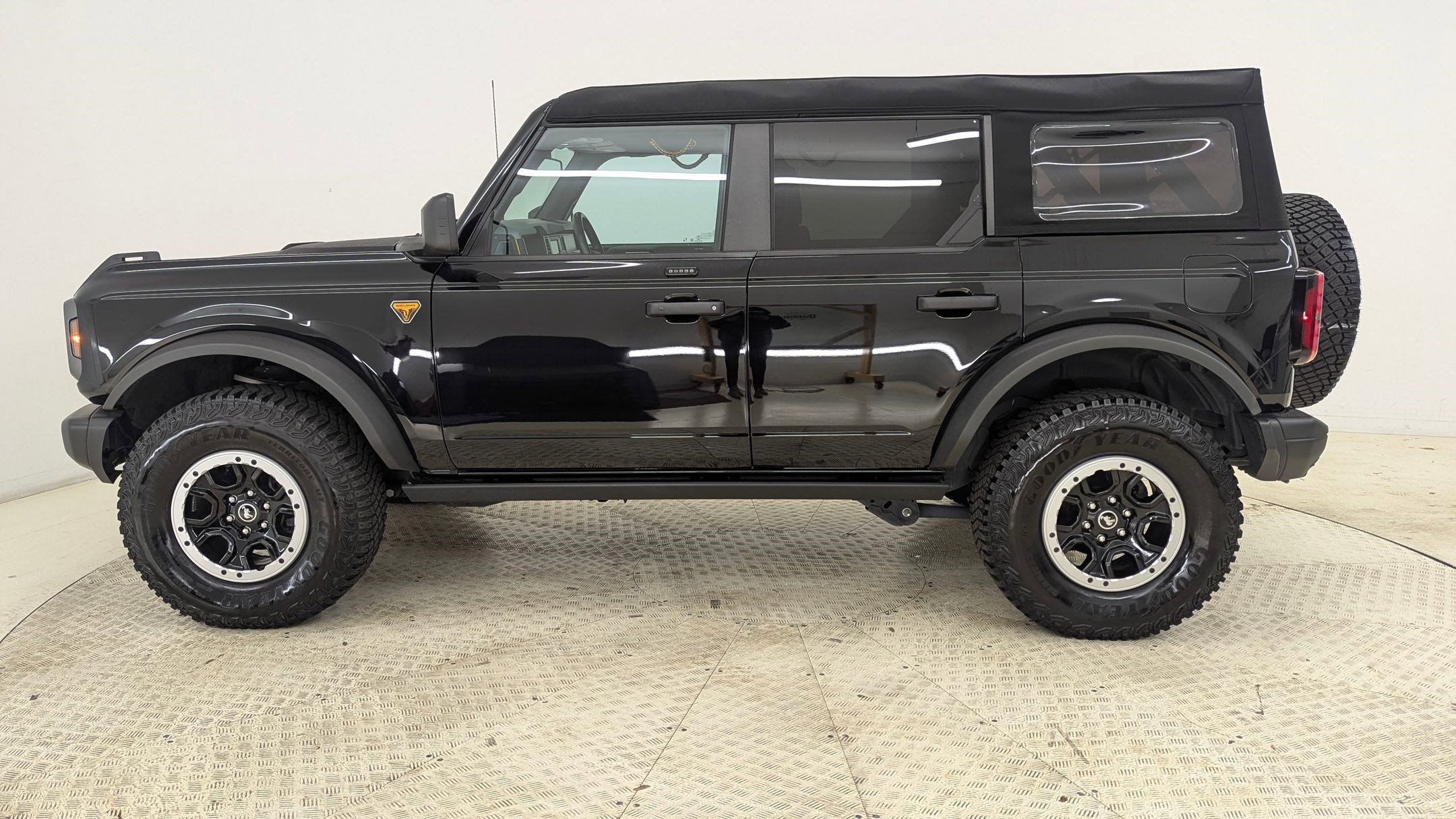 Certified 2023 Ford Bronco Badlands w/ Sasquatch Package image 2