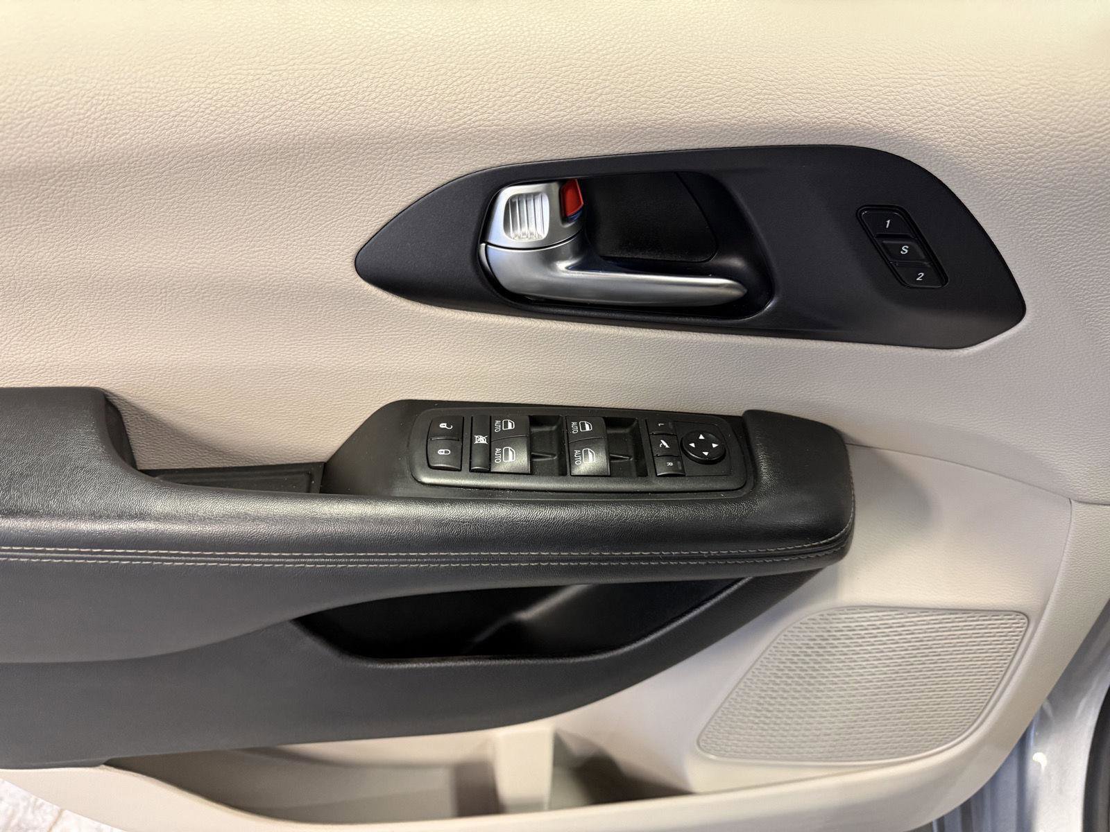 Used 2020 Chrysler Pacifica Limited image 27