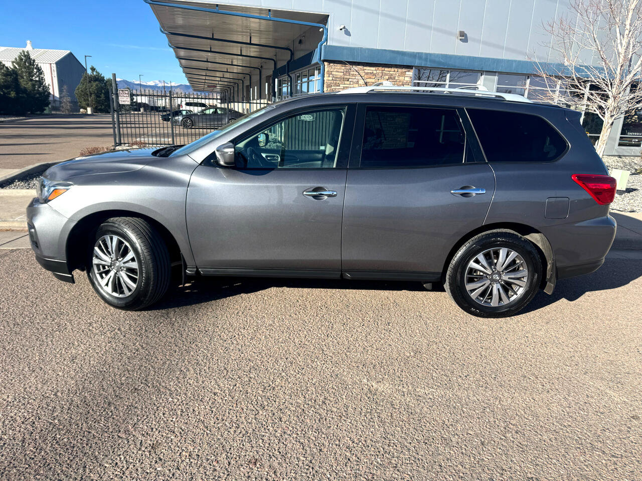 Used 2019 Nissan Pathfinder S image 2