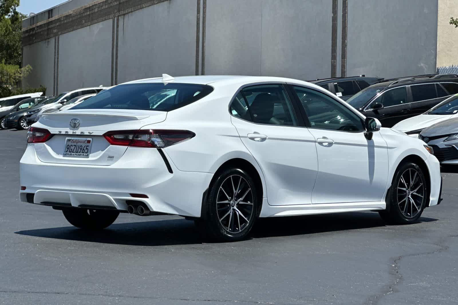 Used 2023 Toyota Camry SE w/ Audio Upgrade Package FWD image 2