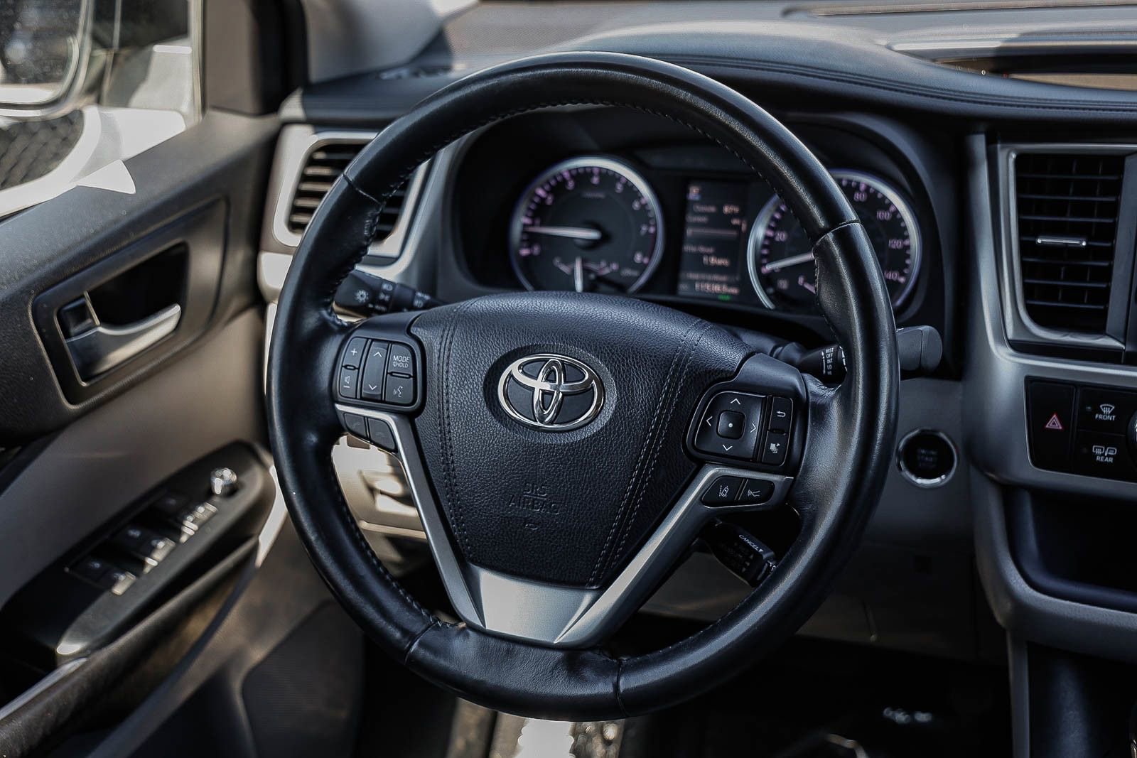 Used 2017 Toyota Highlander XLE image 14