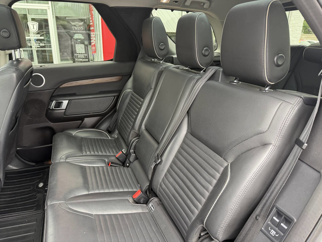 Used 2017 Land Rover Discovery HSE AWD/4WD image 21