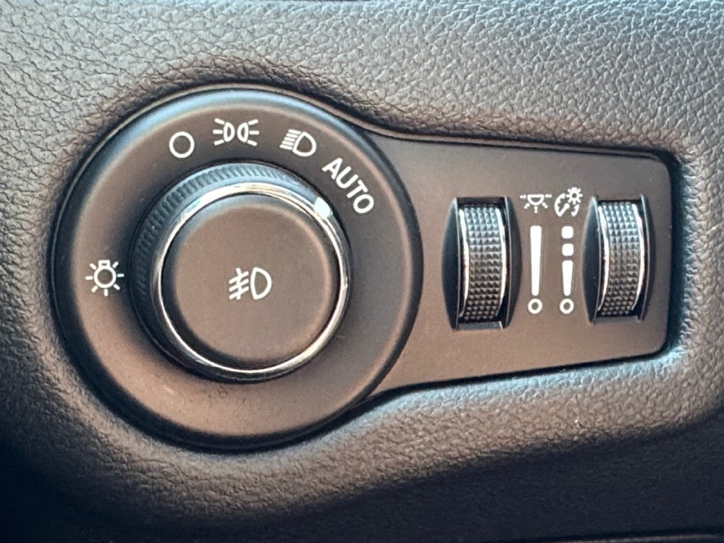 Used 2016 Jeep Cherokee Latitude w/ Cold Weather Group AWD/4WD image 32