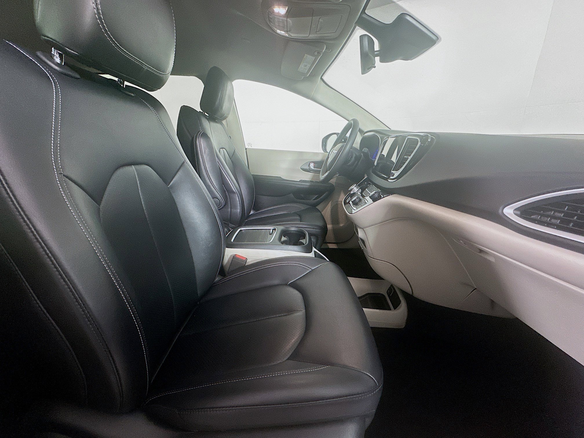Used 2024 Chrysler Pacifica Touring-L image 30