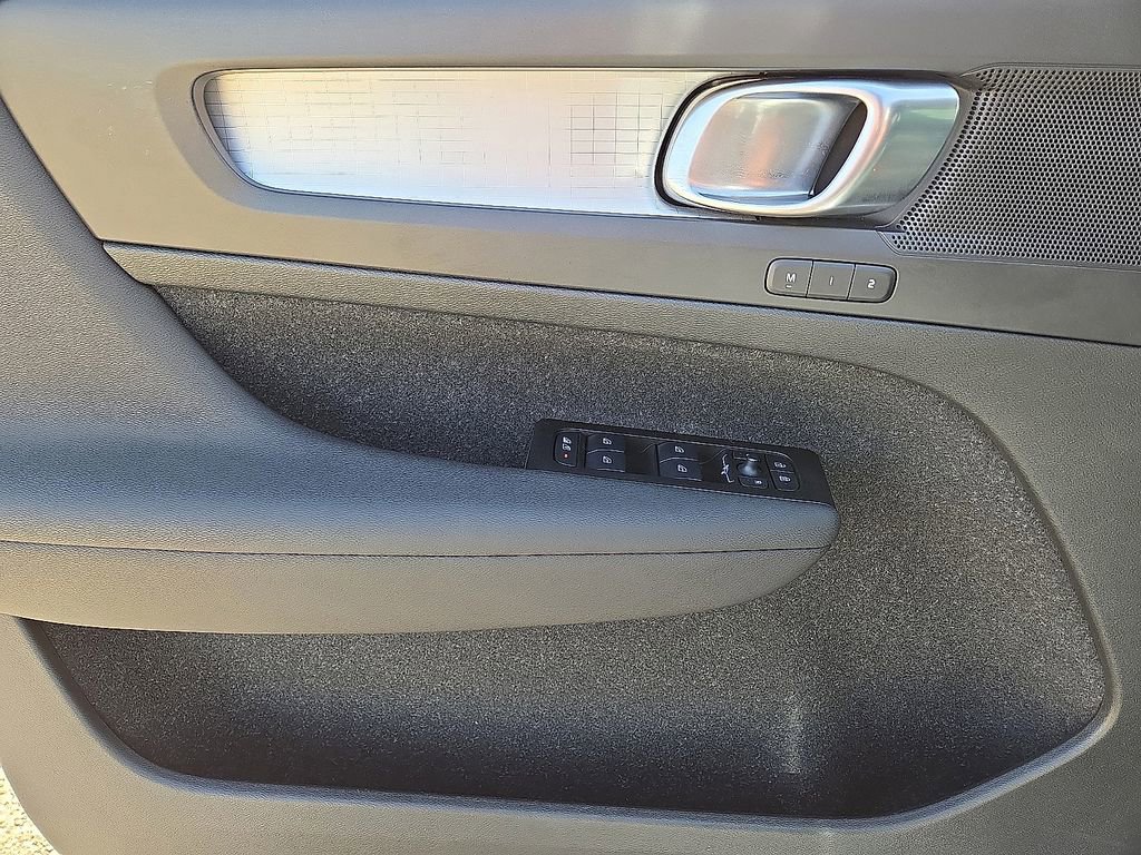 Used 2021 Volvo XC40 T5 Momentum w/ Advanced Package image 21