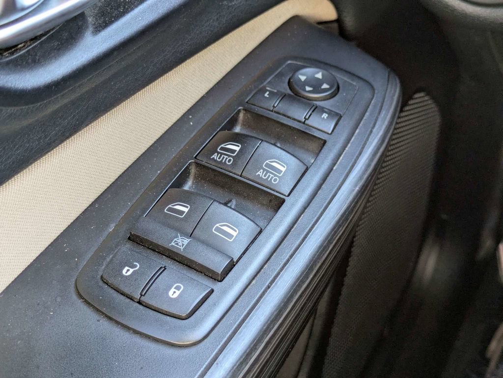 Used 2015 Jeep Cherokee Latitude FWD image 27