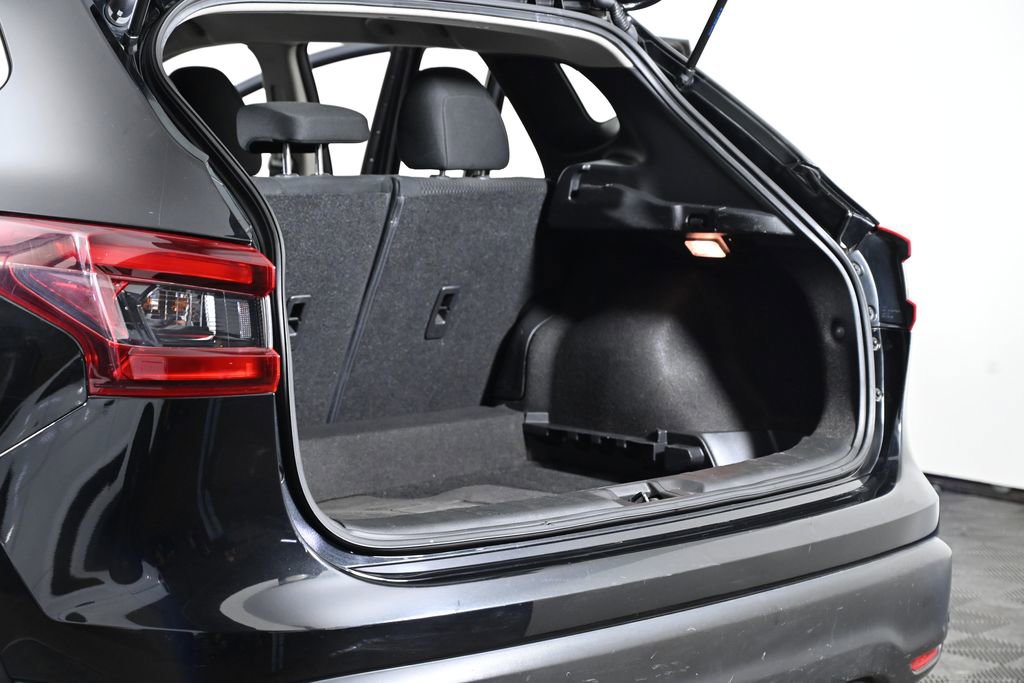 Used 2020 Nissan Rogue Sport S image 29