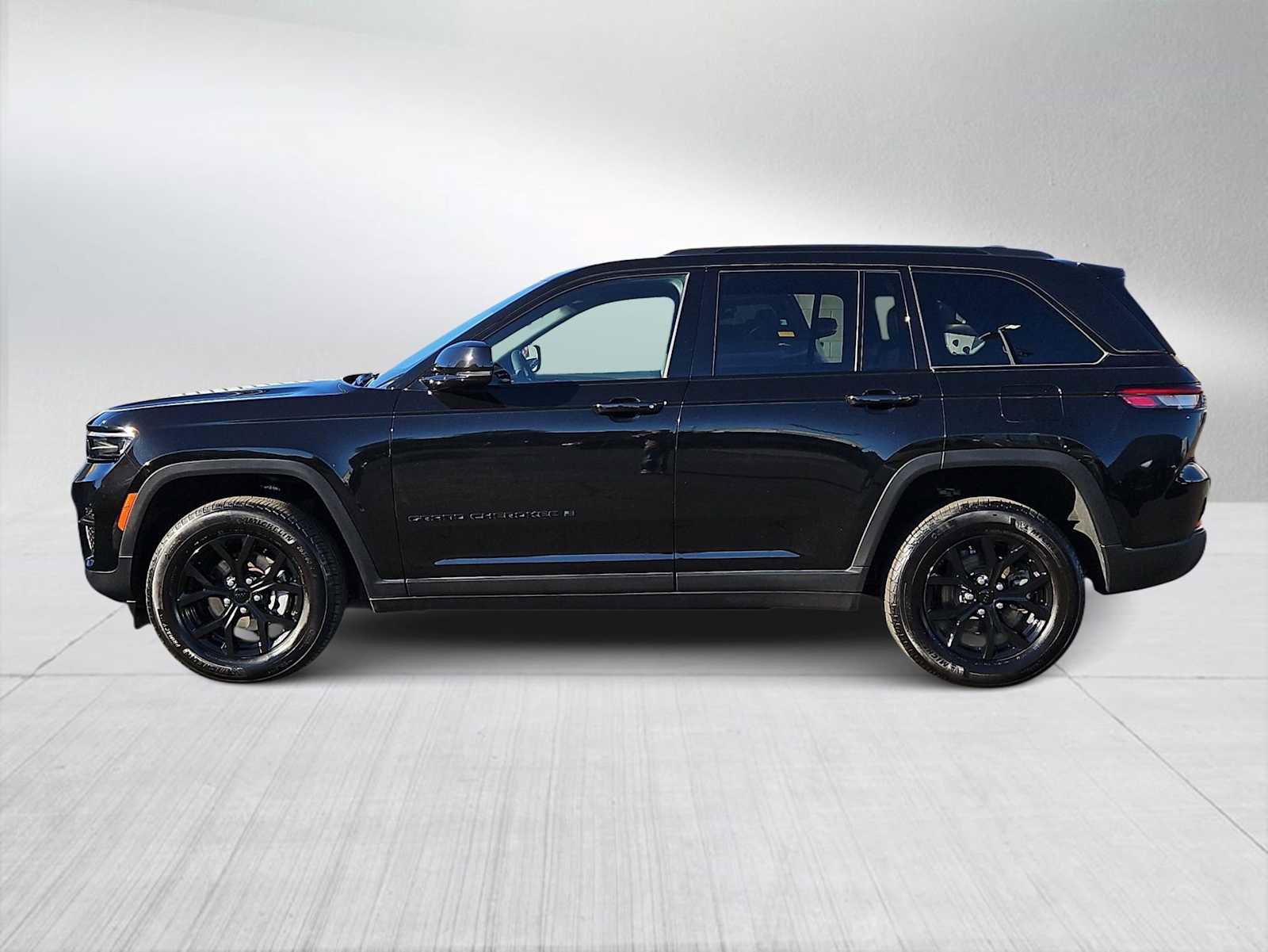 Used 2024 Jeep Grand Cherokee Altitude image 5