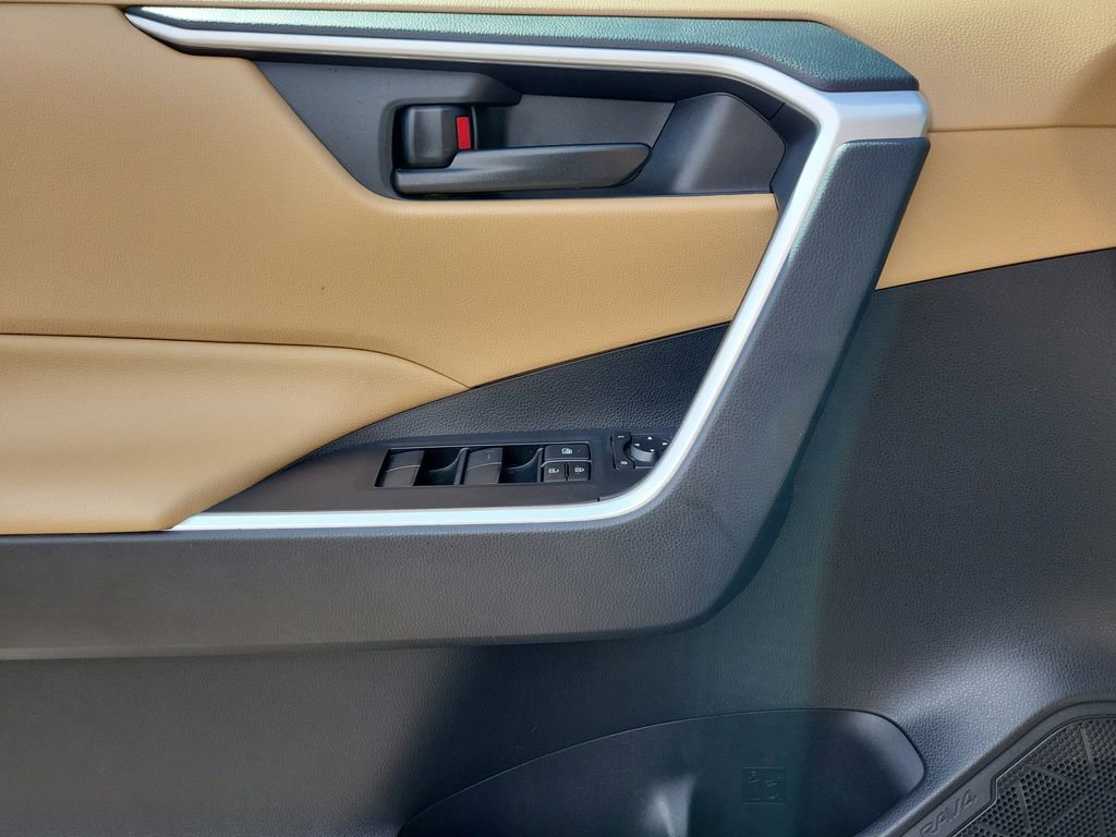 Used 2021 Toyota RAV4 LE image 9