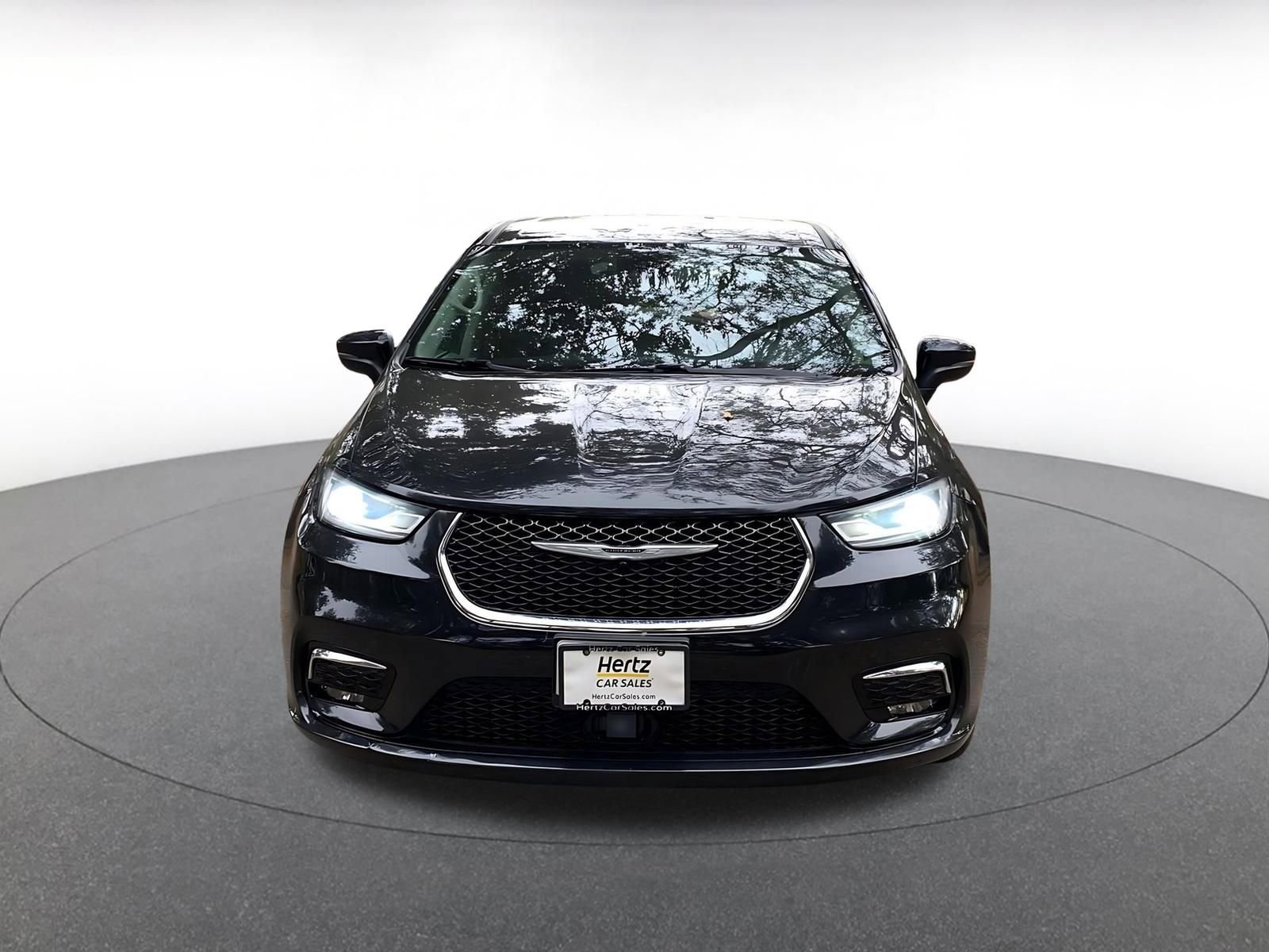 Used 2023 Chrysler Pacifica Touring-L image 2