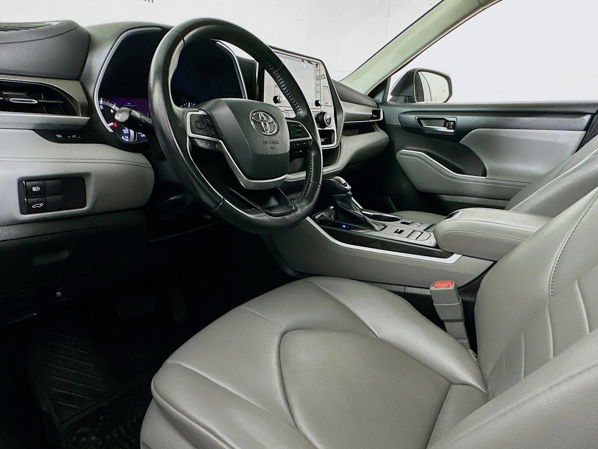 Used 2022 Toyota Highlander XLE AWD/4WD image 7