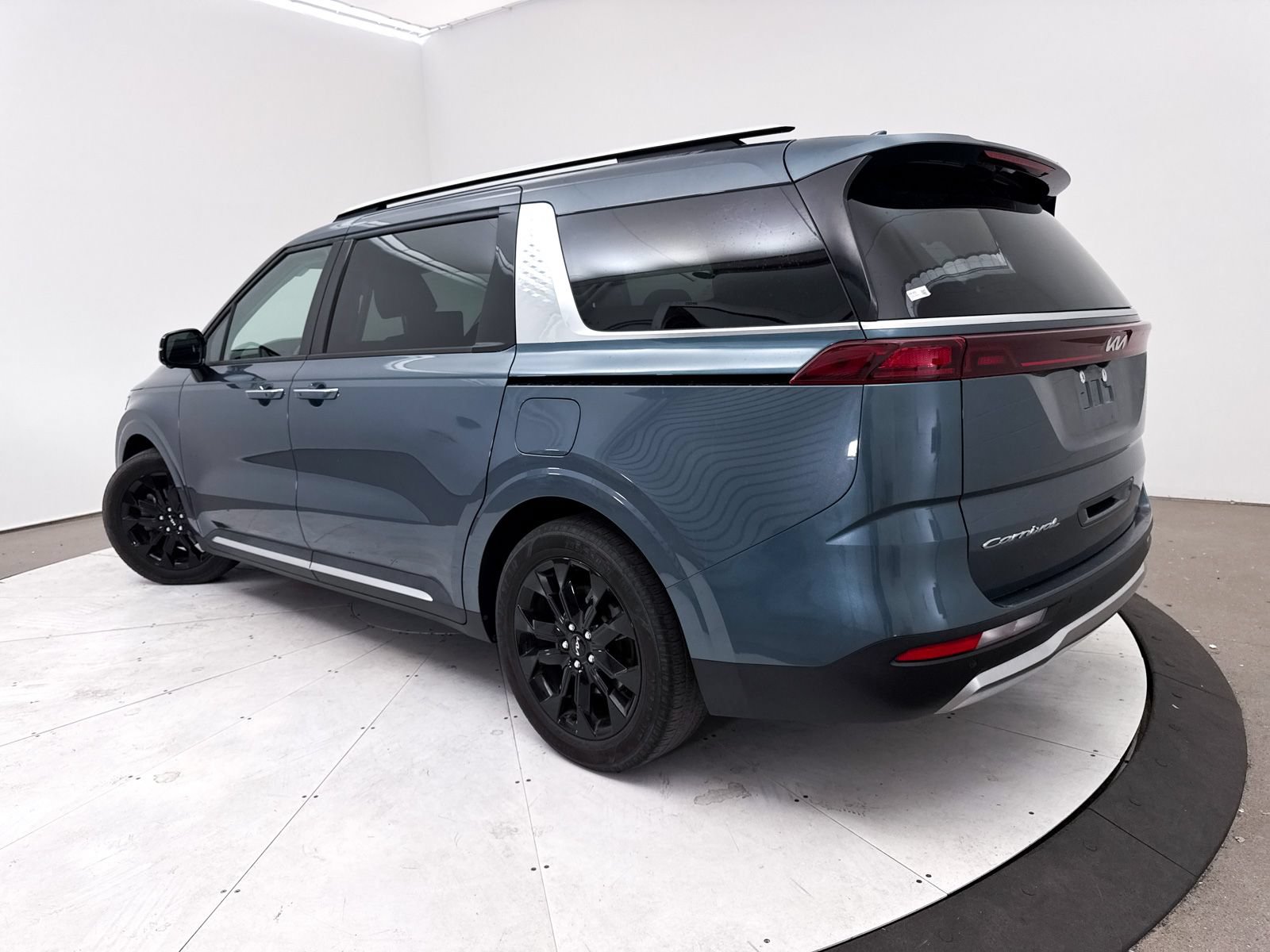 Used 2022 Kia Carnival SX FWD image 2
