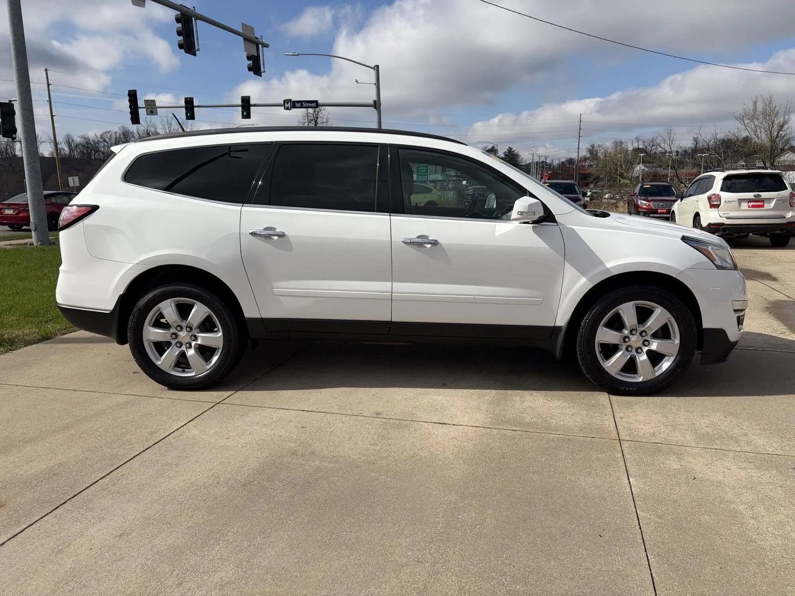 Used 2017 Chevrolet Traverse LT w/ Style and Technology Package AWD/4WD image 4