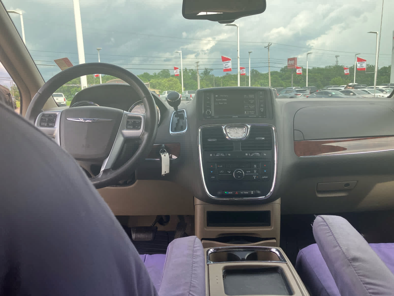 Used 2013 Chrysler Town & Country Touring FWD image 27