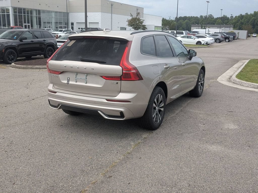 Used 2025 Volvo XC60 B5 Core AWD/4WD image 5