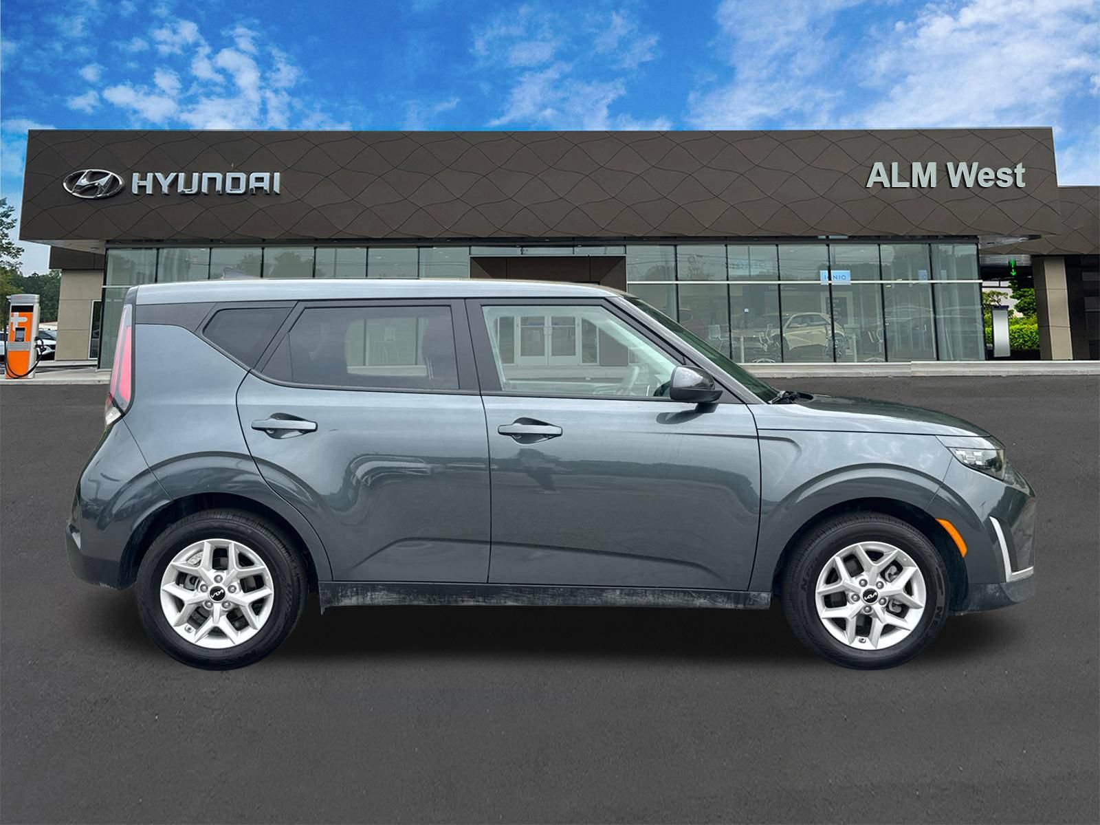 Used 2025 Kia Soul LX w/ LX Technology Package FWD image 4