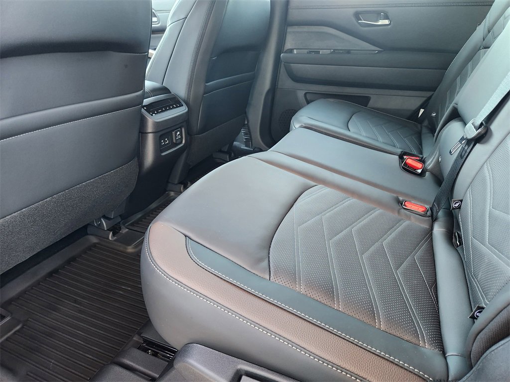 New 2025 Nissan Pathfinder Platinum w/ Black Appearance Package image 21
