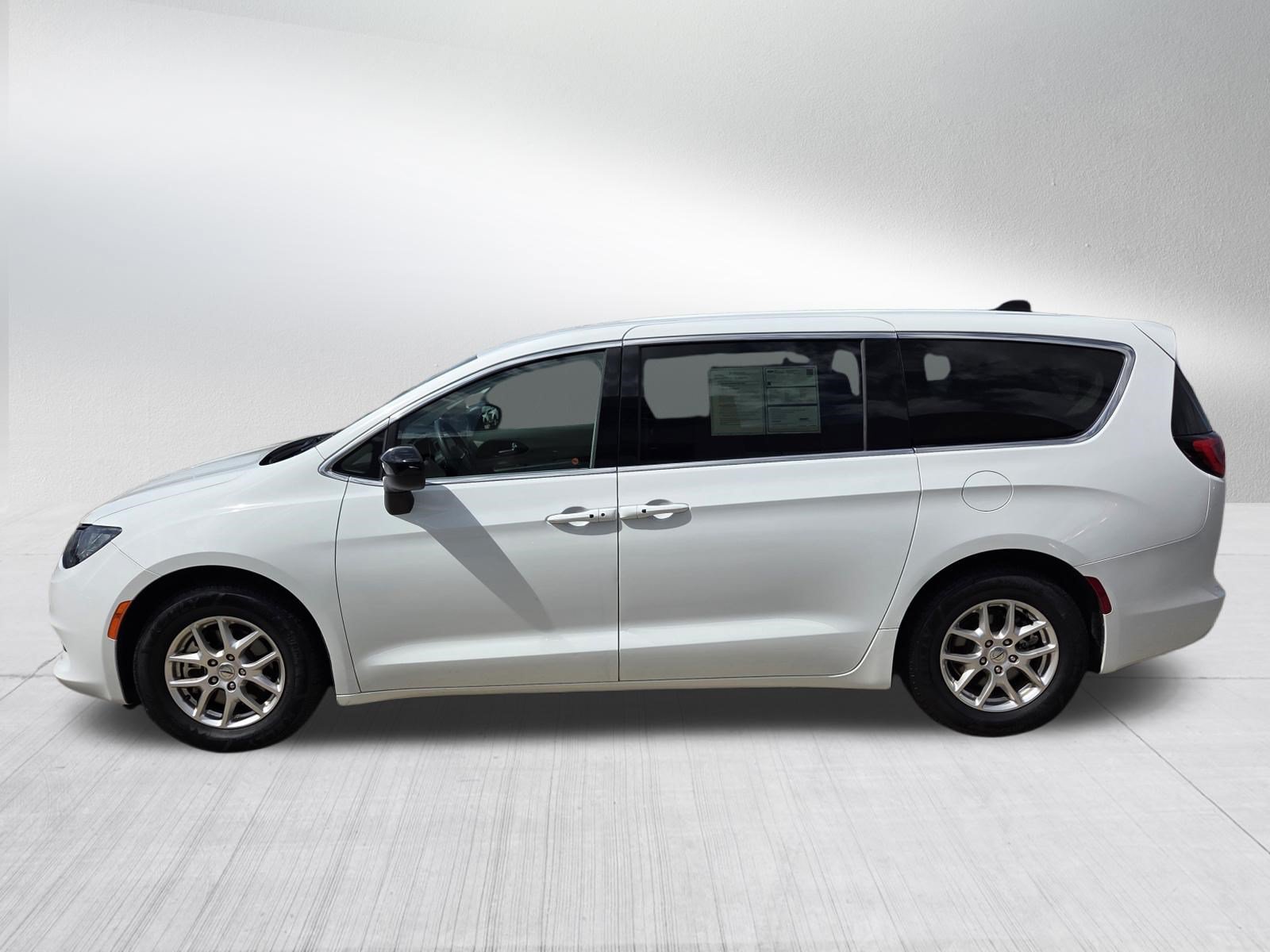 Used 2024 Chrysler Voyager LX FWD image 4
