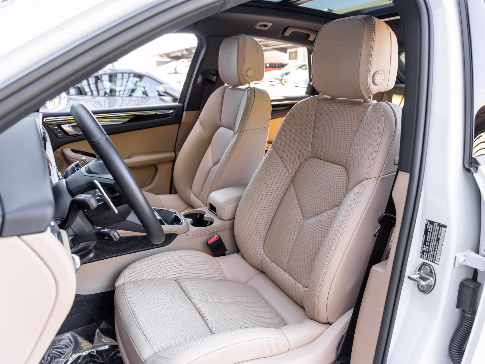 Certified 2026 Porsche Macan AWD/4WD image 5