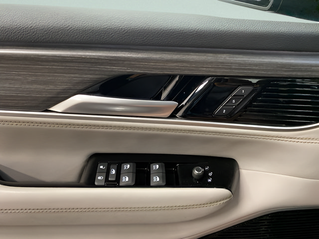 Certified 2024 Jeep Wagoneer L Series III w/ Premium Group I AWD/4WD image 19