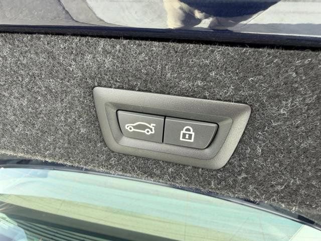 Used 2022 BMW M550i xDrive w/ Premium Package image 31