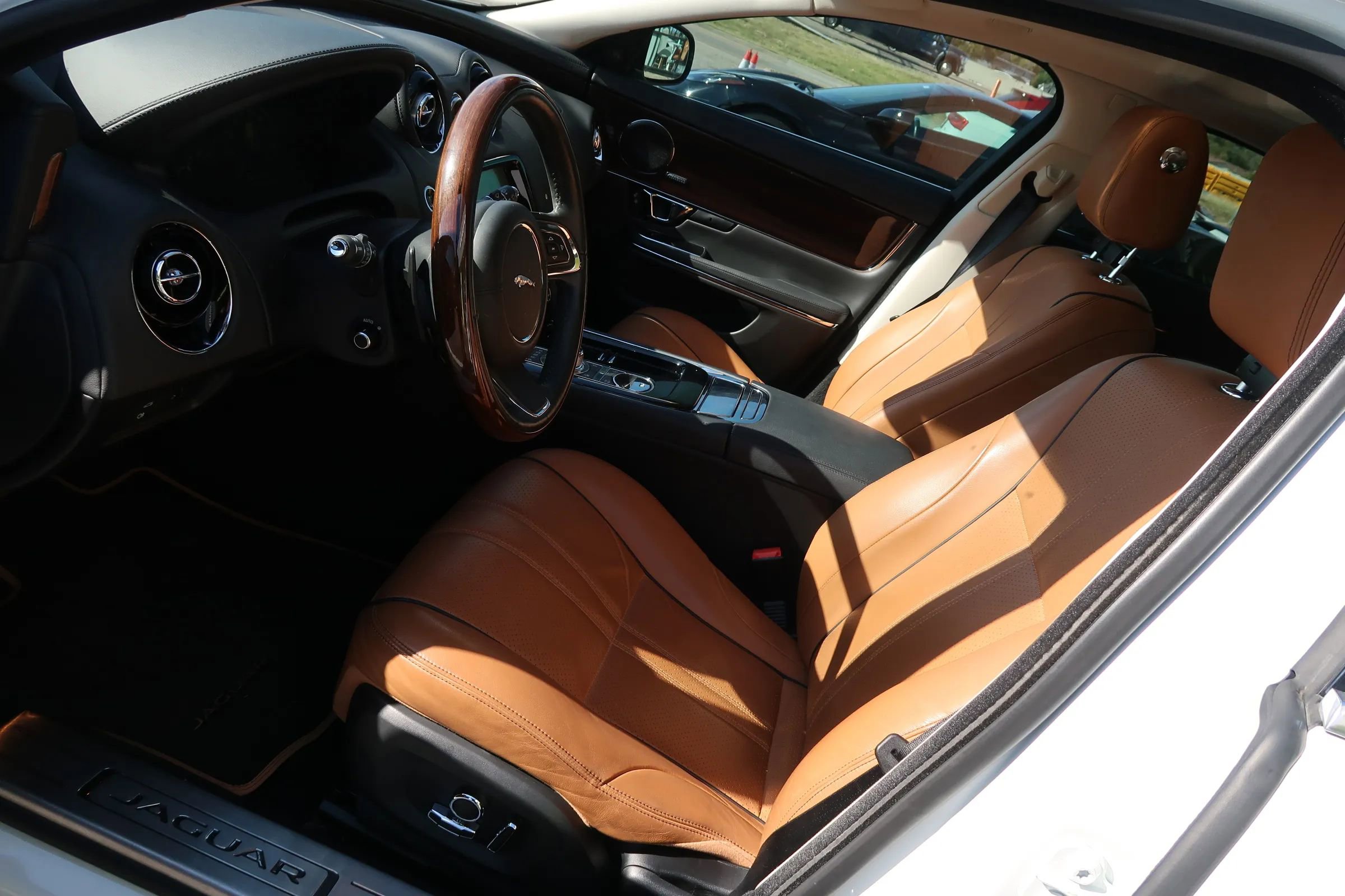 Used 2019 Jaguar XJ R-Sport RWD image 14