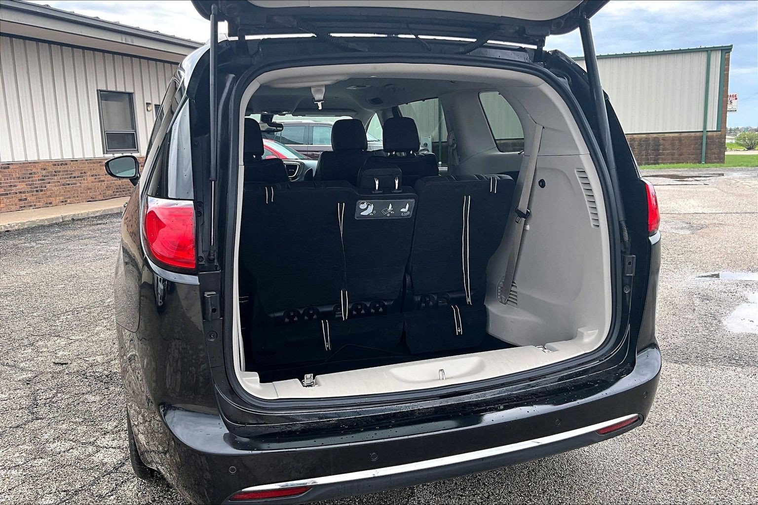 Used 2017 Chrysler Pacifica Touring-L FWD image 19