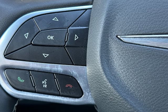 Used 2025 Chrysler Pacifica Select image 25