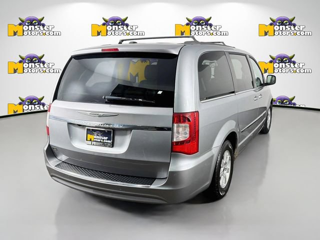 Used 2013 Chrysler Town & Country Touring FWD image 5