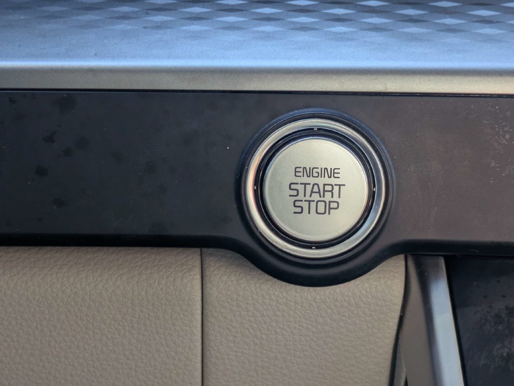 Used 2023 Kia Carnival LX FWD image 25