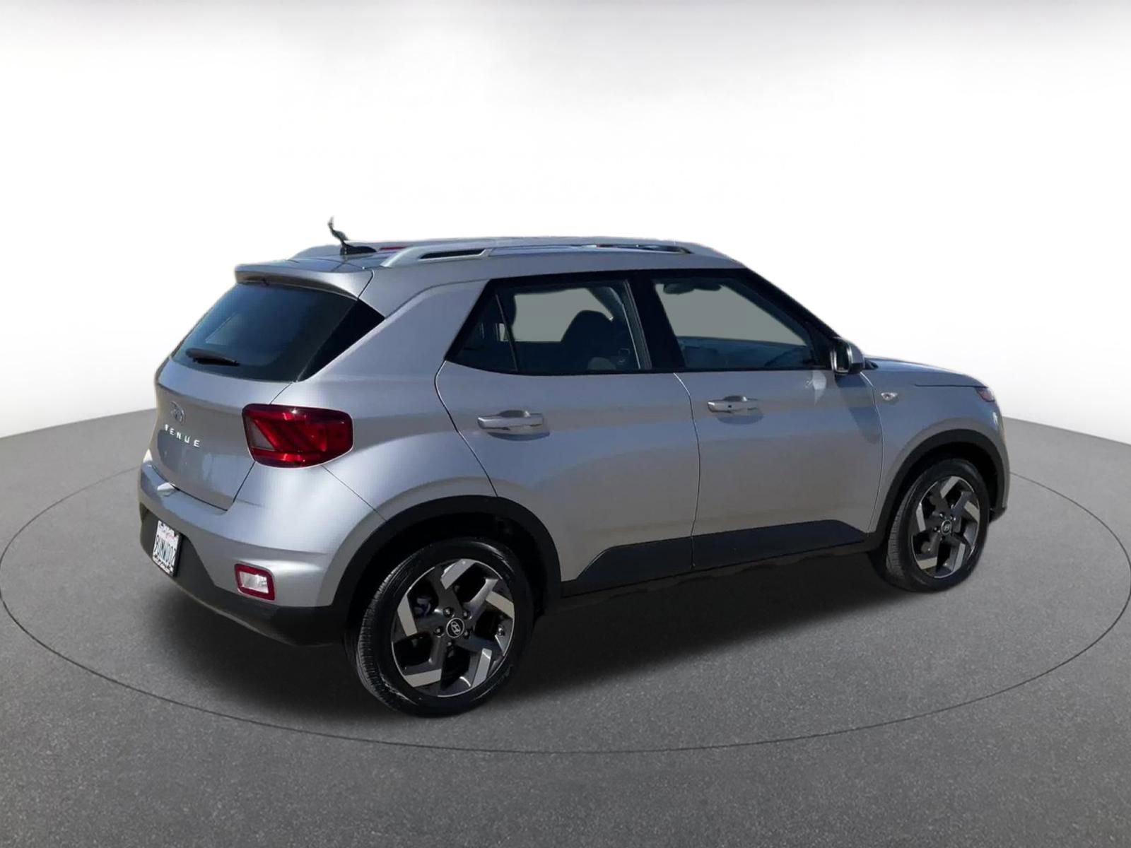 Used 2025 Hyundai Venue SEL image 15