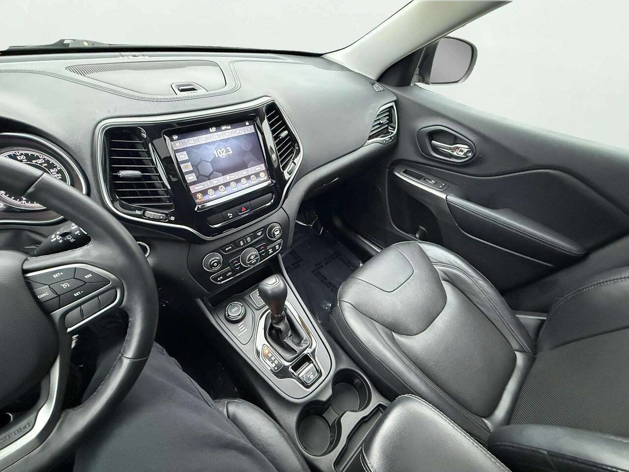 Used 2019 Jeep Cherokee Limited image 18