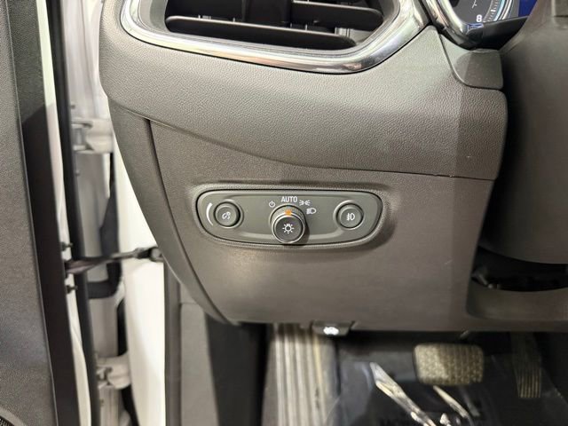 Used 2023 Chevrolet Equinox Premier image 18