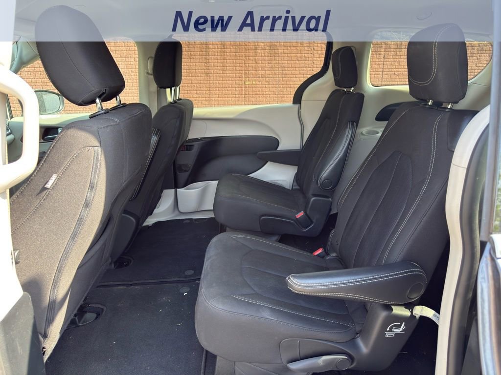 Used 2023 Chrysler Voyager LX image 7