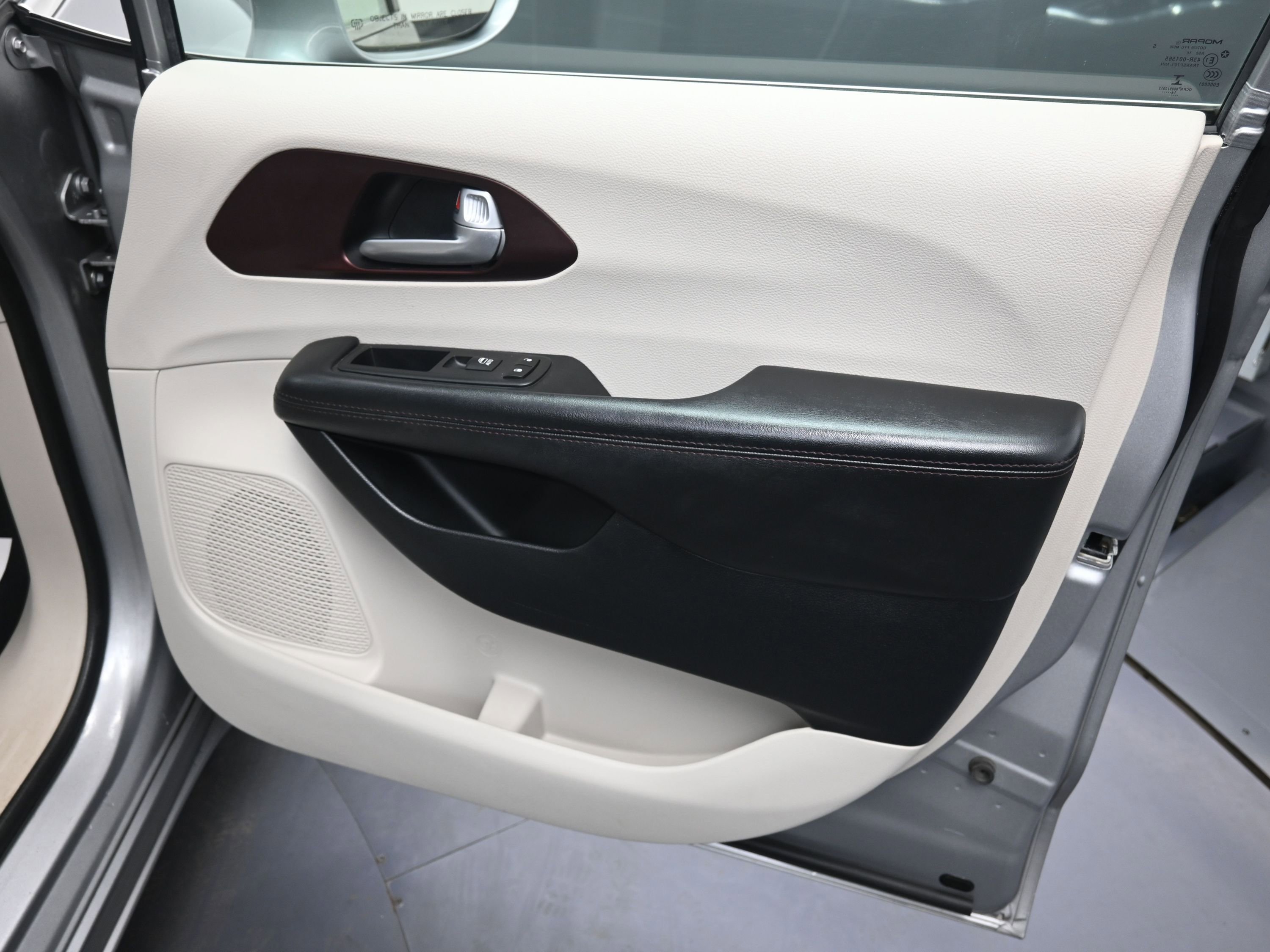 Used 2017 Chrysler Pacifica Limited w/ UConnect Theater Package image 23