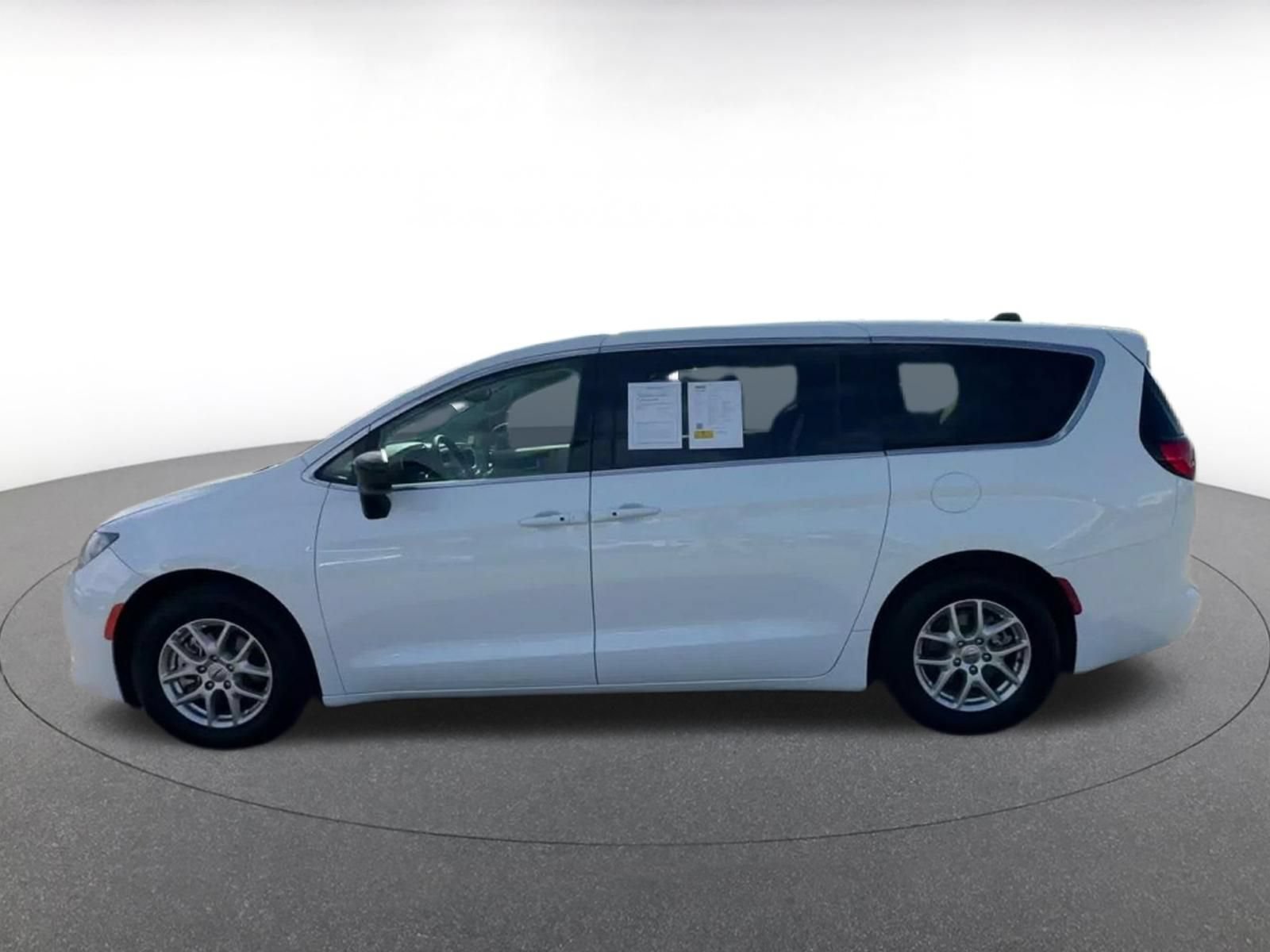 Used 2024 Chrysler Voyager LX FWD image 8