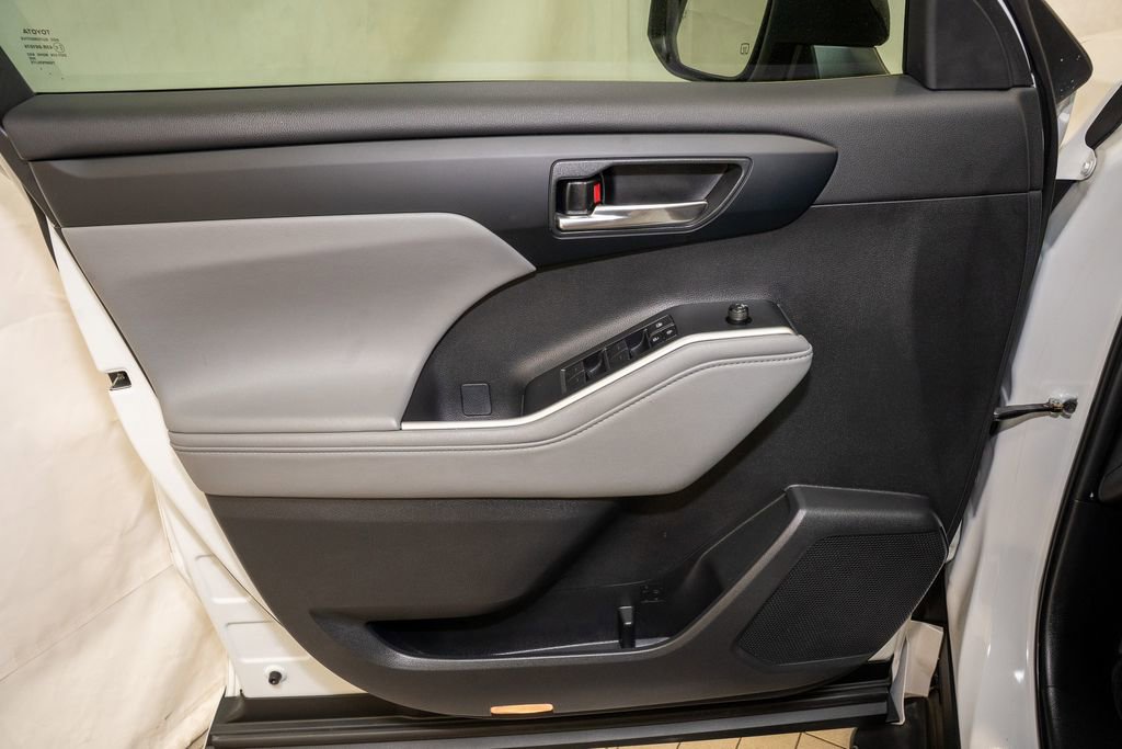 Used 2024 Toyota Highlander XLE image 14