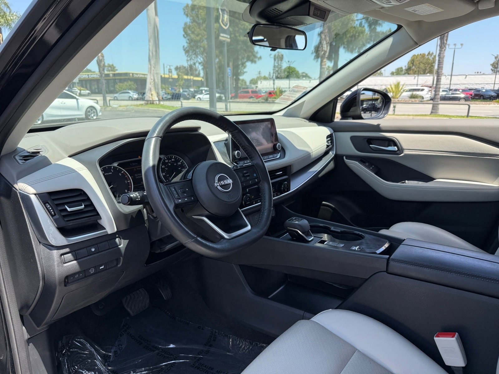 Used 2023 Nissan Rogue SV w/ SV Premium B Package image 16