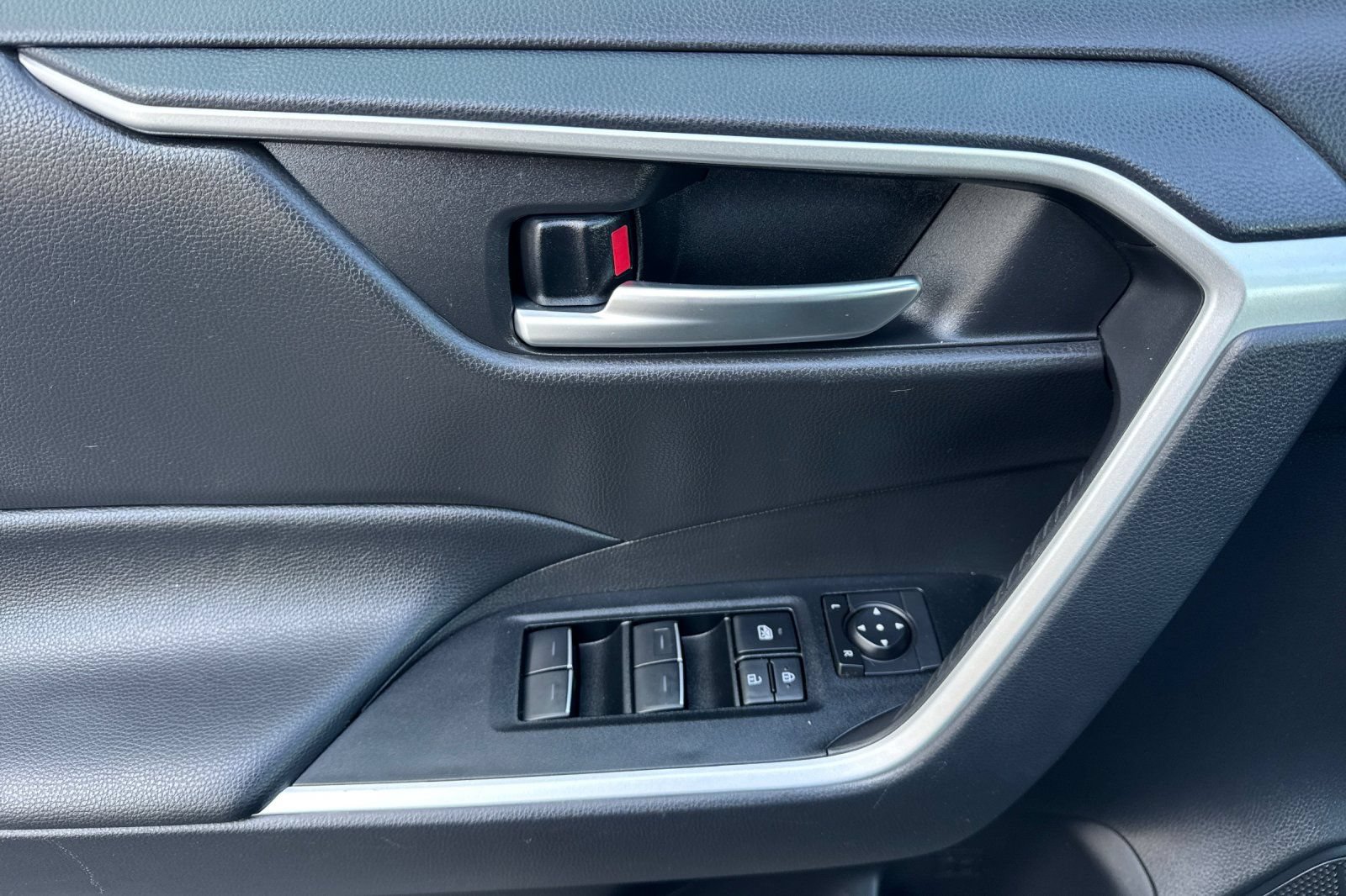Certified 2025 Toyota RAV4 XLE FWD image 11