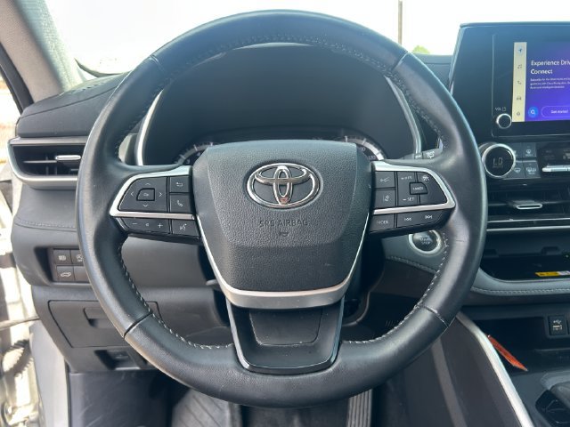 Used 2024 Toyota Highlander XLE FWD image 22