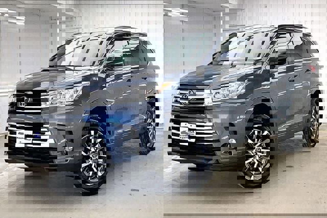 Used 2017 Toyota Highlander XLE image 2