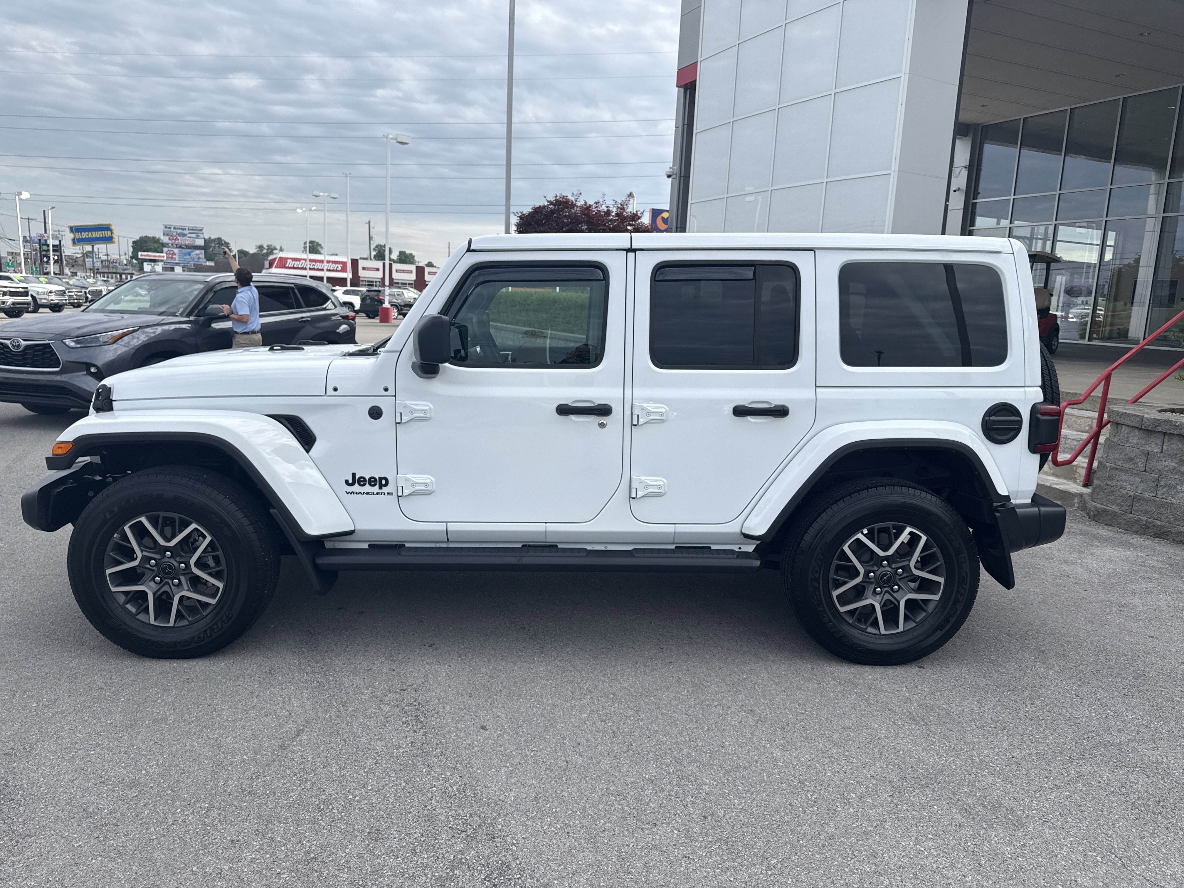 Used 2025 Jeep Wrangler Unlimited Sahara AWD/4WD image 6